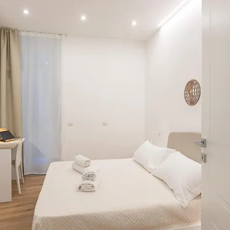 Colosseum Holidays - Three-bedroom Рим